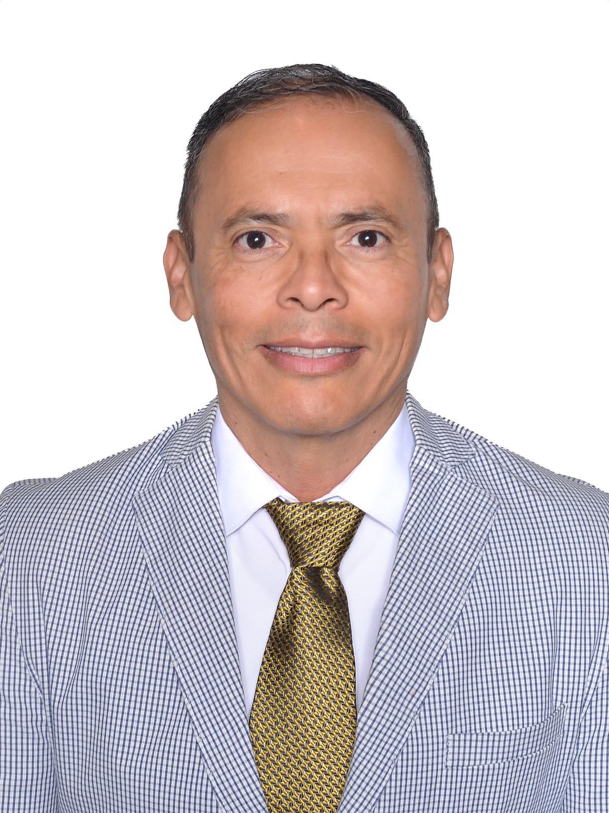 C.P. Julio César Flores Apodaca · Socio Director